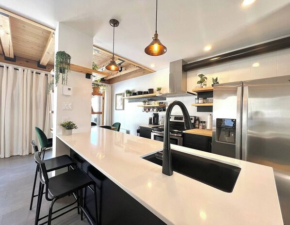 冷蔵庫、電子レンジ、オーブン、コンロ