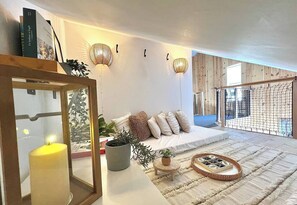 2 عدّة غرف نوم ومكواة/لوح كي وسرير سفر وواي فاي