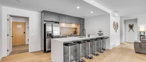 Réfrigérateur, four, plaque de cuisson, lave-vaisselle