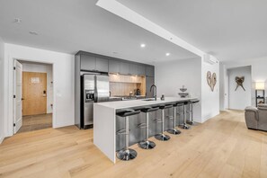 Fridge, oven, stovetop, dishwasher