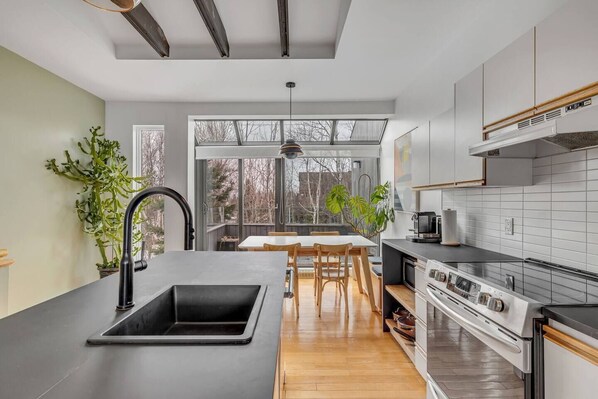 Stovetop, coffee/tea maker