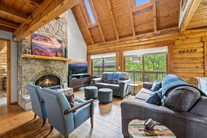 Smart TV, fireplace, video games - Family Cabin - Private Hot Tub, Game Rm, Disc Golf, Pets (Gatlinburg)
