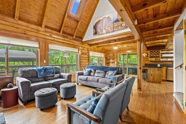 Smart TV, fireplace, video games - Family Cabin - Private Hot Tub, Game Rm, Disc Golf, Pets (Gatlinburg)