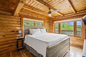 3 bedrooms, iron/ironing board, travel cot, free WiFi - Family Cabin - Private Hot Tub, Game Rm, Disc Golf, Pets (Gatlinburg)