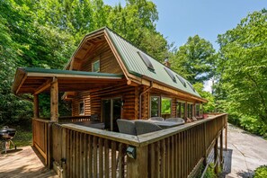 Terrace/patio - Family Cabin - Private Hot Tub, Game Rm, Disc Golf, Pets (Gatlinburg)