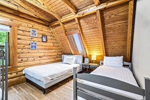 3 dormitoris, planxa i posts de planxar i un bressol de viatge 