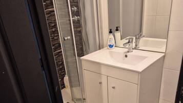 SĂšche-cheveux, serviettes fournies, savon, papier toilette