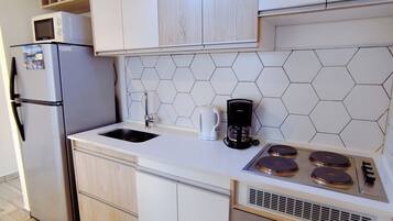 Refrigerador, microondas, horno y parrilla de estufa