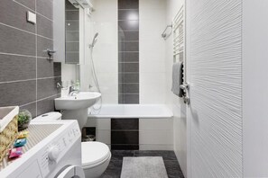 Haartrockner, Handtücher, Seife, Toilettenpapier