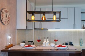 ثلاجة، ميكروويف، فرن، موقد طهي مسطح