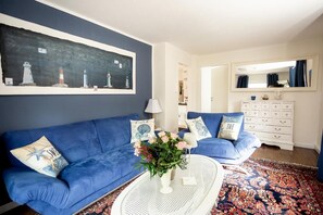 Living area - Conny's Kajüte - for up to 4 people, with sauna and pets welcome (Krummhörn, Grimmersum)