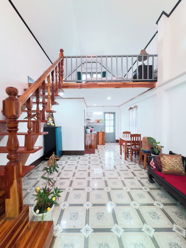 Luksusstudio, 1 kingsize-seng, hageutsikt | Oppholdsområde