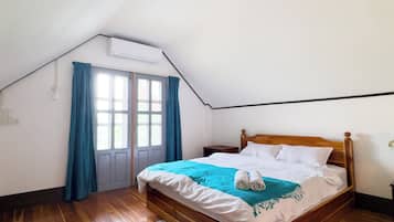 Luxury Studio, 1 King Bed, Garden View | Individually decorated, individually furnished, desk, blackout curtains