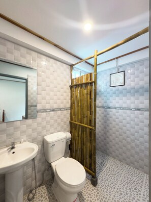 Dusj, toalettartikler (inkludert), hårføner og håndklær