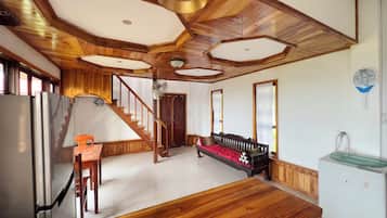 Deluxe Studio, Garden View | Living area