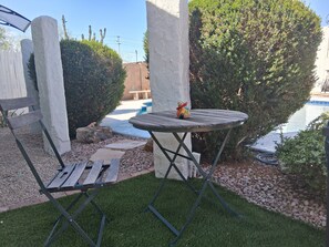 Outdoor dining - Perfect getaway in Central Phoenix.  Private, safe. POOL. (Phoenix)