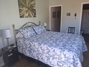 1 bedroom, iron/ironing board, WiFi, bed sheets - Perfect getaway in Central Phoenix.  Private, safe. POOL. (Phoenix)