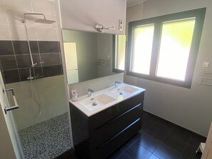 Shower, soap, toilet paper - Quiet house with pool at the entrance to the Médoc, between the ocean and Bordeaux (Le Pian-Médoc)