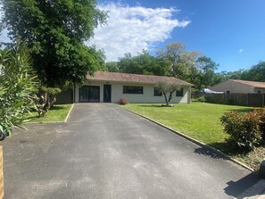 Exterior - Quiet house with pool at the entrance to the Médoc, between the ocean and Bordeaux (Le Pian-Médoc)