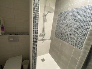 Douche, savon, papier toilette