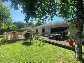 Outdoor dining - Quiet house with pool at the entrance to the Médoc, between the ocean and Bordeaux (Le Pian-Médoc)