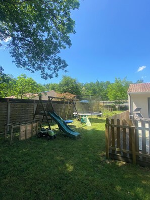 Children’s area - Quiet house with pool at the entrance to the Médoc, between the ocean and Bordeaux (Le Pian-Médoc)