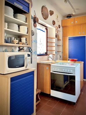 Fridge, stovetop - JUST A STONE'S THROW FROM THE PEEL BEACH (Stintino)