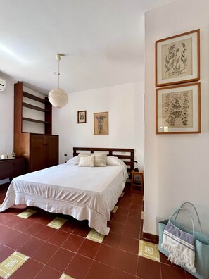 Unclassified image, 3 of 17, button - JUST A STONE'S THROW FROM THE PEEL BEACH (Stintino)