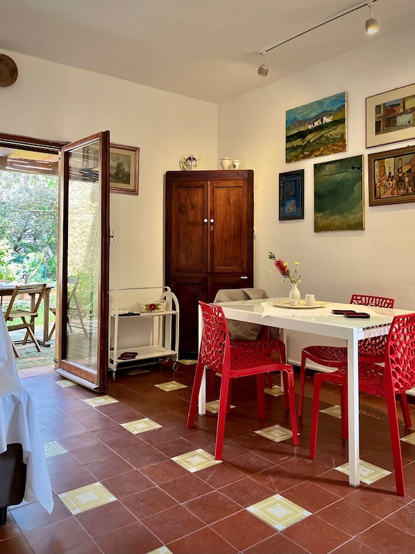 Dining - JUST A STONE'S THROW FROM THE PEEL BEACH (Stintino)