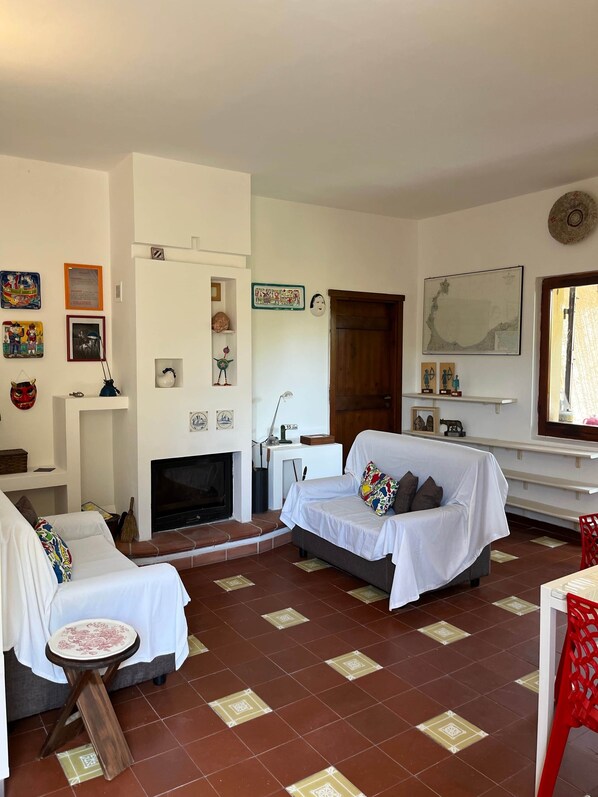 Living area - JUST A STONE'S THROW FROM THE PEEL BEACH (Stintino)