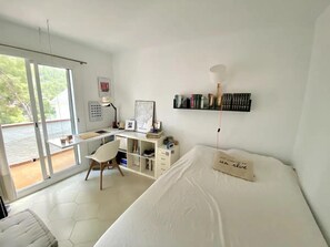 4 habitaciones, tabla de planchar con plancha, wifi y ropa de cama 