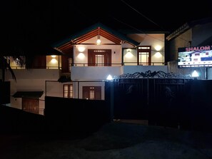 Exterior - Spacious 5-bedroom villa in lovely Nattarampota, Kandywith WiFi, AC (Nattarampota)