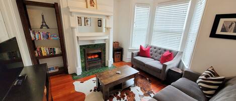 Älytelevisio, takka, kirjoja, stereot