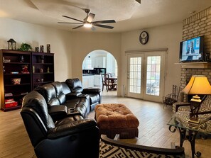 Smart-TV, Kamin, Bücher