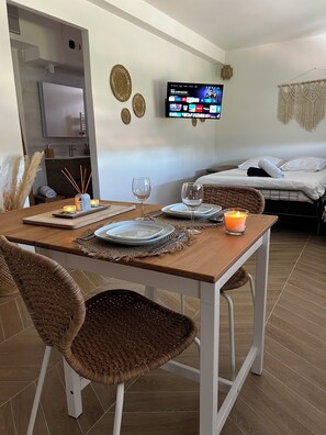 Iron/ironing board, free WiFi, bed sheets