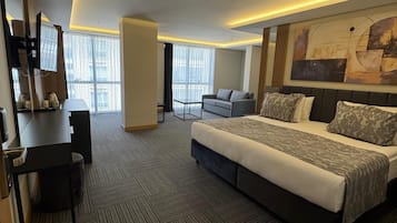 In-room safe, soundproofing, iron/ironing board, free WiFi