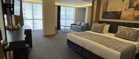 Luksus-dobbeltrom, byutsikt | Safe på rommet, lydisolert, strykejern/-brett og wi-fi (inkludert)