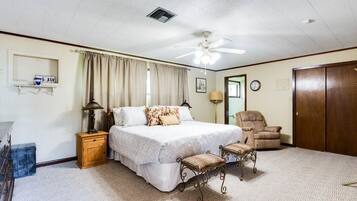 3 bedrooms, iron/ironing board, WiFi, bed sheets