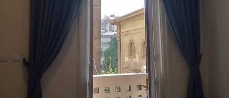 Deluxe Triple Room, Courtyard View | Hypo-allergenic bedding, free WiFi, bed sheets