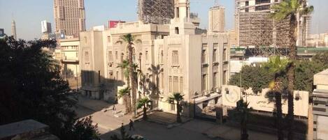 Habitación triple Deluxe, vistas a la ciudad | Terraza o patio