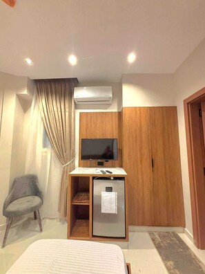 Separate tub and shower, hydromassage showerhead, designer toiletries - Havana Hotel (Cairo)
