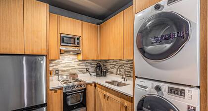 Modern studio with WiFi, full kitchen with wash/dryer close to downtown Dallas.