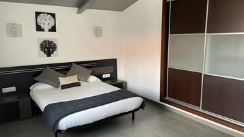 1 slaapkamer, een strijkplank/strijkijzer, wifi, beddengoed