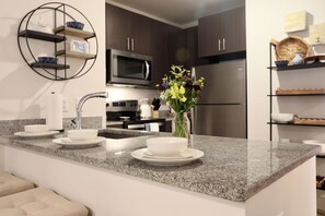 ثلاجة، ميكروويف، فرن، موقد طهي مسطح