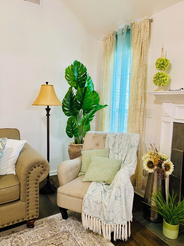 スマートテレビ、暖炉、テーブルサッカー台、書庫