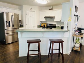 冷蔵庫、電子レンジ、オーブン、コンロ