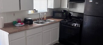Cozy 2 bedroom home in the heart of Riverdale. Pet-friendly & close to the city