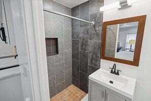 Shower, hair dryer - Lodgyy - Quiet & Chic Double-bed Studio Suite (Philadelphia)