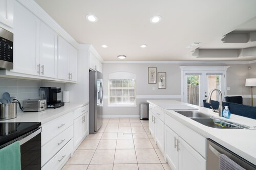 Casa Oasis- Charming 3 bedroom 2 1/2 bath in the heart of everything!