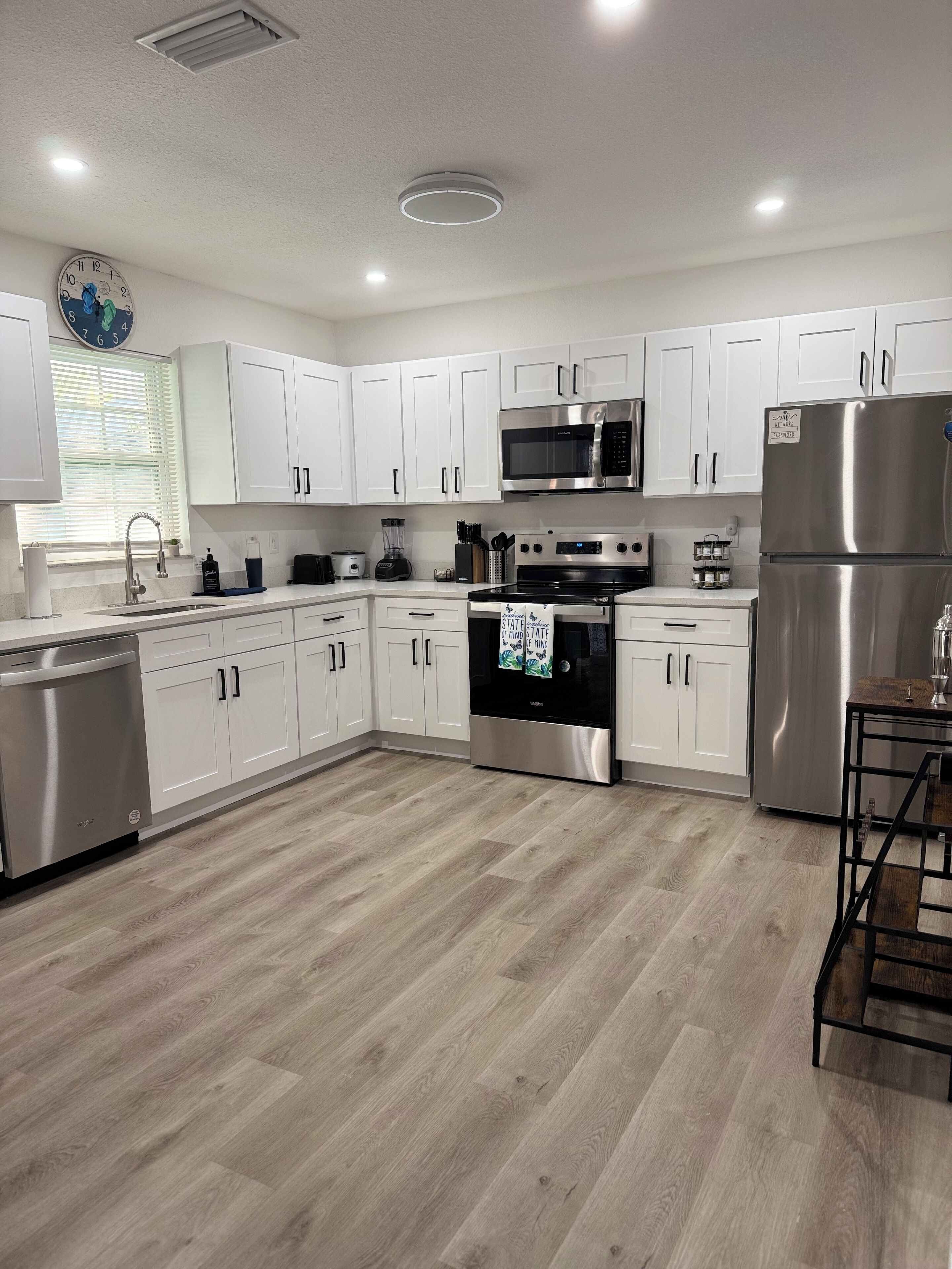 ثلاجة، ميكروويف، فرن، موقد طهي مسطح